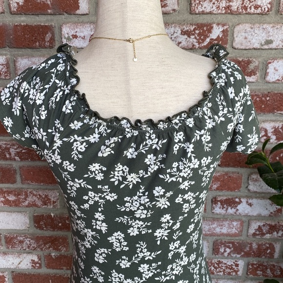 Floral🌷Green🌿Spring Top - Picture 9 of 13